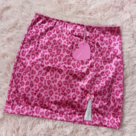 Dolls Kill Dresses & Skirts - Dolls Kill bodycon silky soft hot pink leopard print mini skirt w thigh slit! 😍